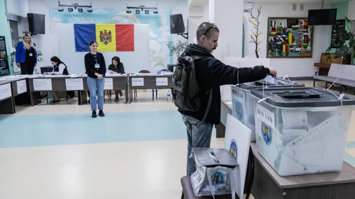 Оппозиционные партии Молдавии победили на парламентских выборах внутри страны