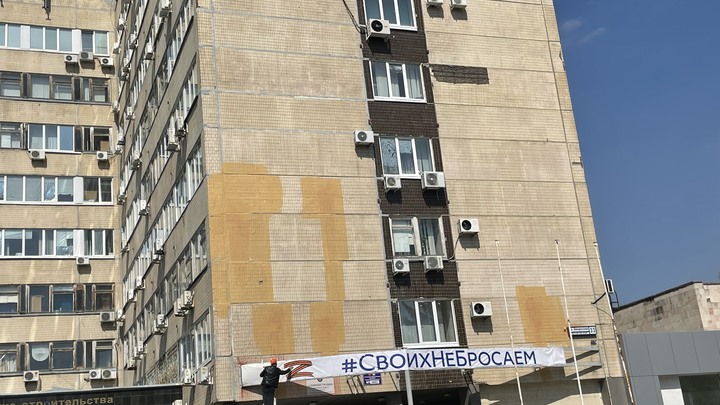 В Тольятти неизвестные обстреляли здание администрации города красной краской