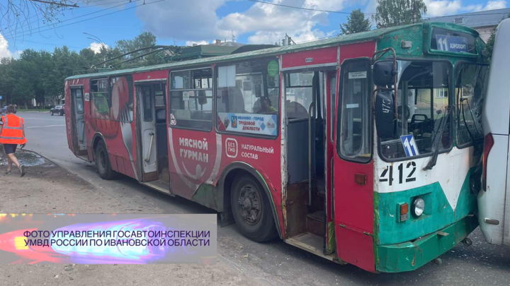 В Иванове на остановке троллейбус въехал в зад автобусу