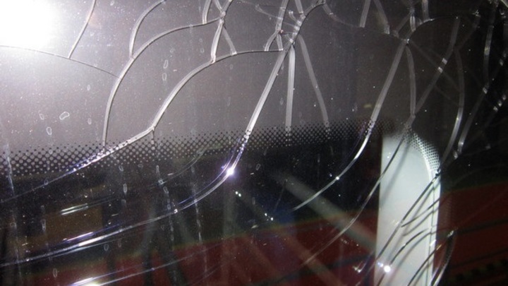 Соревновались в меткости: В Сочи школьники камнями разбили стекло вагона поезда