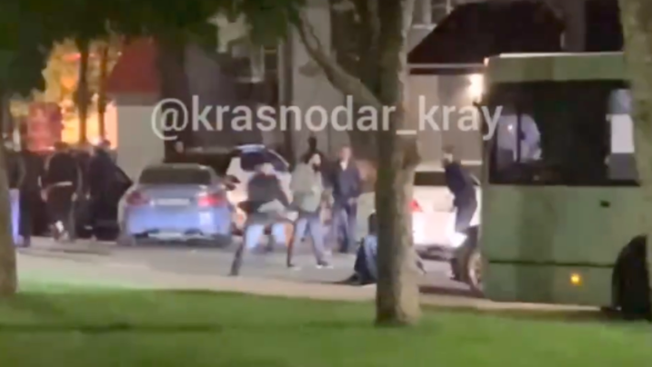 В Краснодаре 30 человек устроили массовую драку у здания КубГТУ