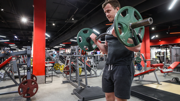 Тренировки с отягощениями помогают при тревоге и депрессии говорят ученые