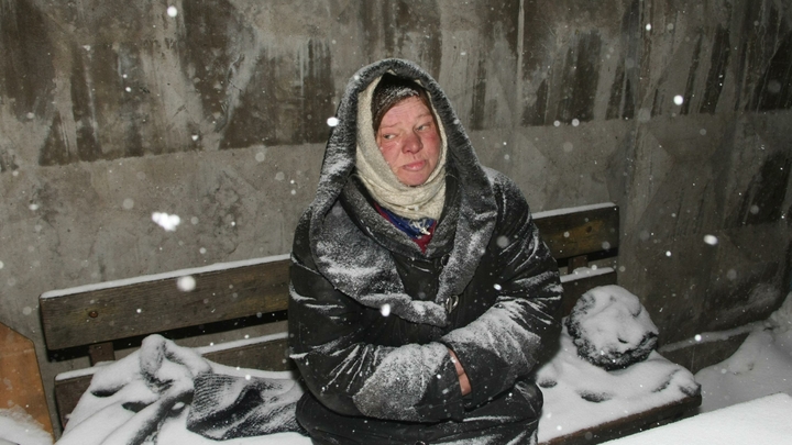 Россию ждут сотни тысяч бомжей? Правозащитник заявил о новом социальном взрыве