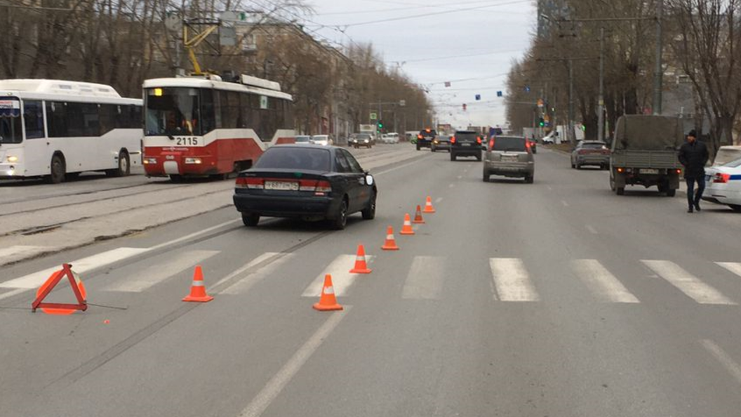 Мама переходит дорогу с дочкой, авария. Девочка лежи на пешеходе ДТП. Кызыл водитель сбил ребенка. В Рыбинске автобус сбил мать с двумя детьми на зебре.