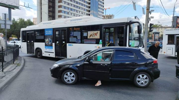 В Ростове в автобус с пассажирами на скорости врезалась иномарка