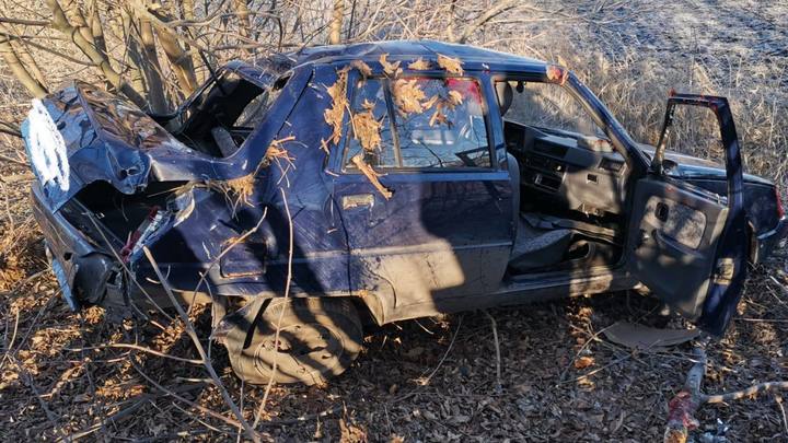 В Ростовской области водитель легкового авто на ровной дороге улетел в кювет. Есть пострадавшие