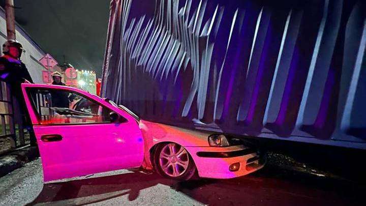 Водитель легковушки, которую в Новороссийске раздавил упавший контейнер, получил лёгкие травмы