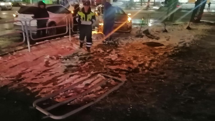 Бомба у тротуара: За один день в Челябинске машины дважды снесли заборы