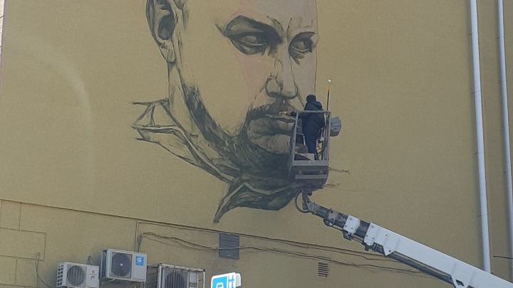 В Нижнем Новгороде появился мурал Владлена Татарского
