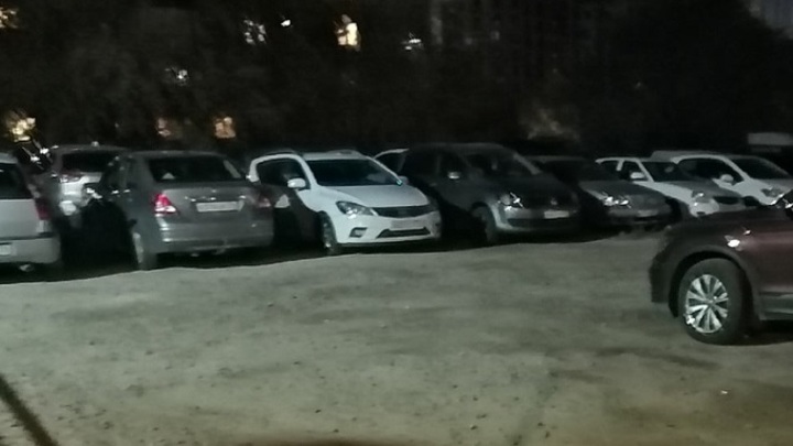 В Ростове-на-Дону неизвестный мужчина разбил за ночь восемь автомобилей