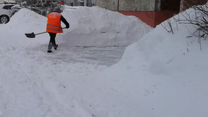 В Подмосковье трактор завалил ребенка снегом во время расчистки двора