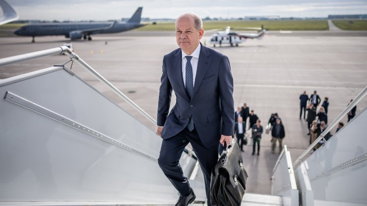 Сигнал тревоги: Делегации Шольца пришлось лечь на асфальт в аэропорту Тель-Авива