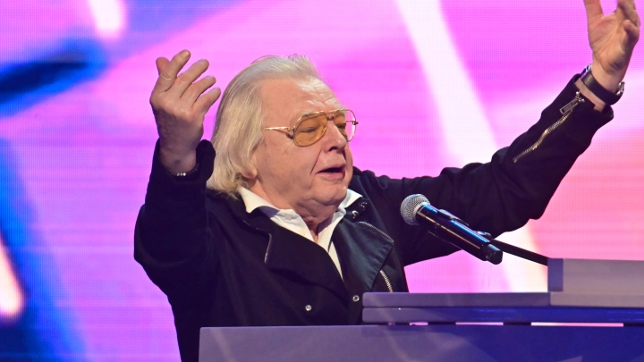 Обошёл Киркорова и Пугачёву: назван самый богатый артист России