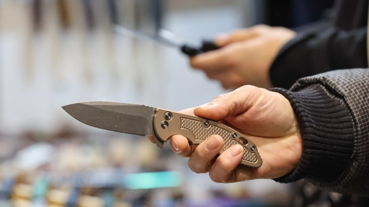 Ходит по двору и точит нож: Москвичи сообщили об агрессоре во дворе многоэтажки