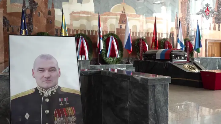 Белоусов лично простился с генералом Гудковым. На него делали особую ставку