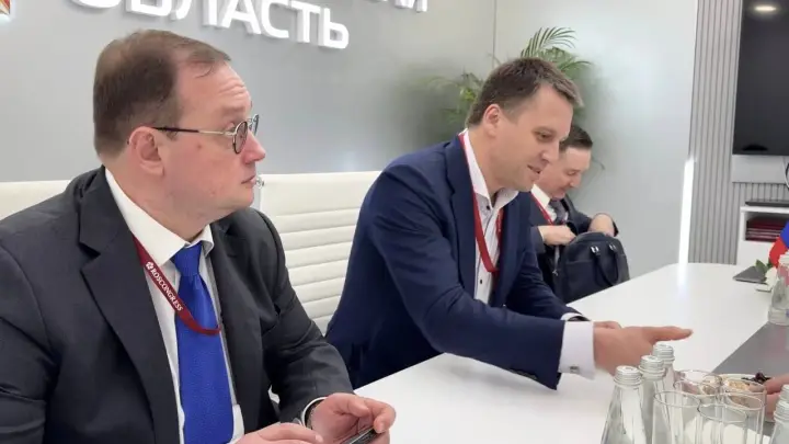 Зампред правительства Подмосковья Вячеслав Духин и представители завода по выпуску напитков обсудили развитие отрасли