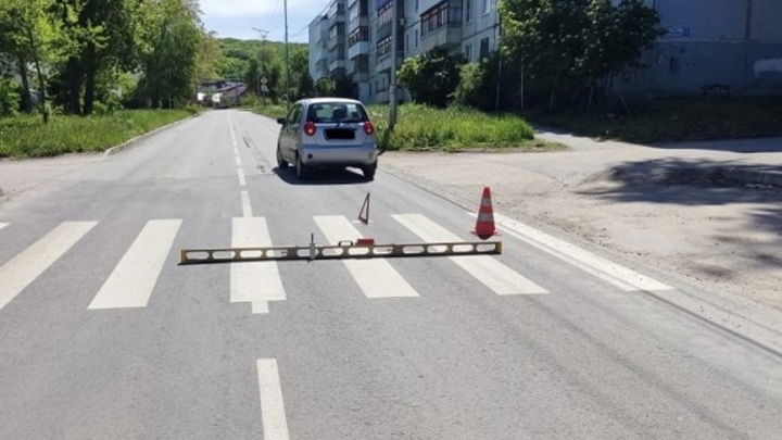 В Самарской области под Шевроле пожилого водителя попали двое детей