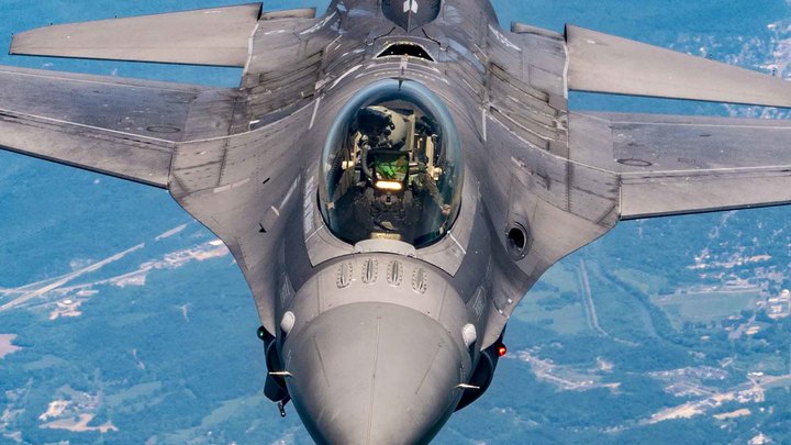 На Украине надеются получить первые истребители F-16 до конца года