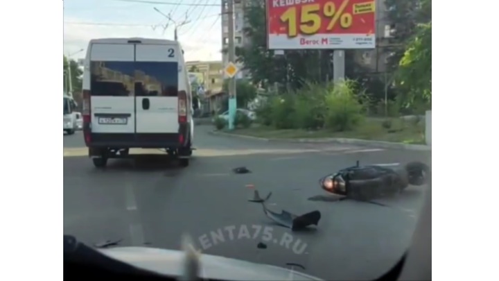В Чите мужчина на мопеде врезался в столб и скончался