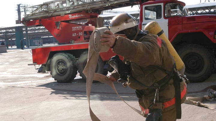 Из-за пожара в пятиэтажке в Екатеринбурге эвакуировали более 20 человек
