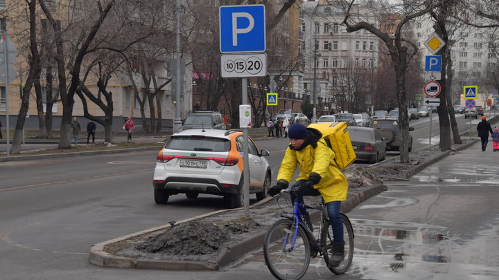 В Петербурге на крыше разбитого каршеринга нашли труп мужчины