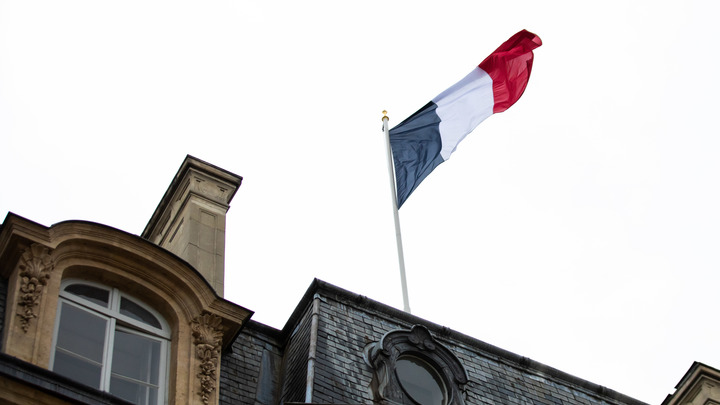 Это нужно прекратить!: Десятки митингуют у посольства Франции из-за карикатур на пророка Мухаммеда