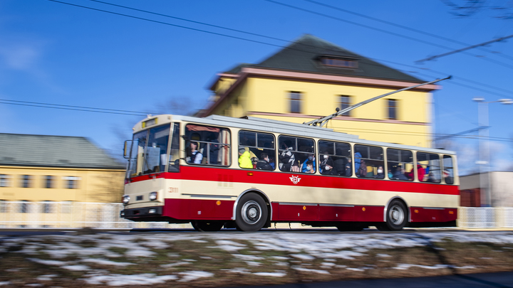 В Новосибирске водитель троллейбуса прищемил ребёнку руки дверьми