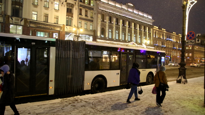 В новогоднюю ночь изменятся маршруты общественного транспорта в центре Петербурга