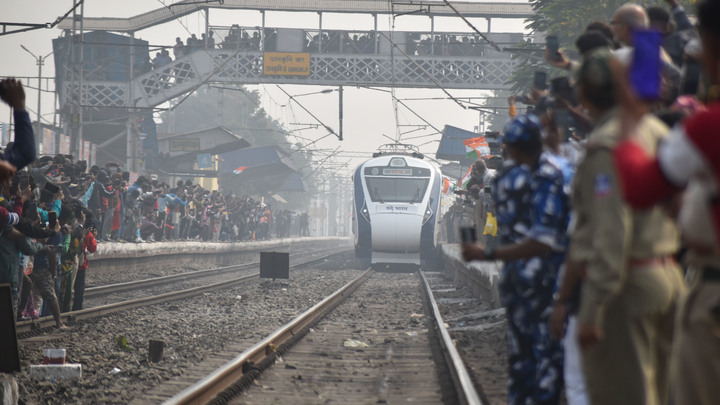 Погибли 288 человек: Обнародованы кадры с места железнодорожной катастрофы в Индии