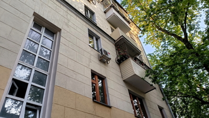 В Новосибирске утром 29 июня обрушился фасад 100-квартирного дома