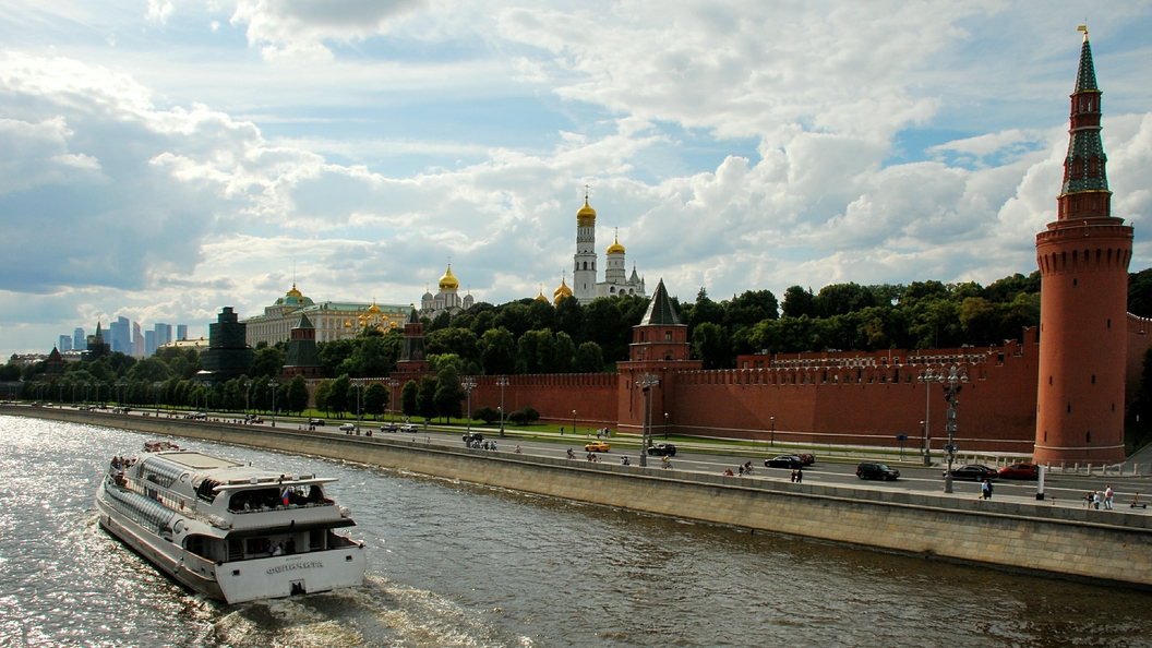 День москвы реки 19 июля. Речные прогулки Москва. Лучшие обзорные речные прогулки по Москве.