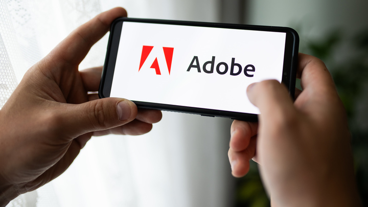 Adobe представила платье, которое может менять цвет и узор Adobe представила платье, которое может менять цвет и узор