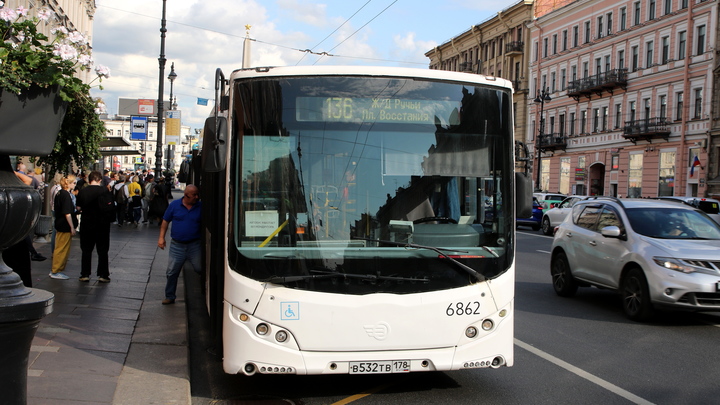 Жители Екатеринбурга пожаловались на невыносимую жару в новых автобусах