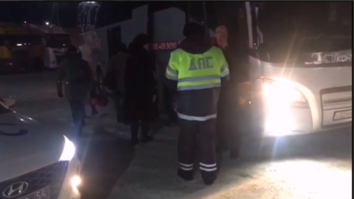 В Новосибирской области полицейские помогли пассажирам рейсового автобуса из Томска