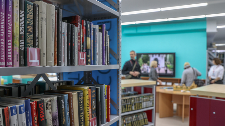 Психолог рассказала, что полезнее - бумажные или аудиокниги