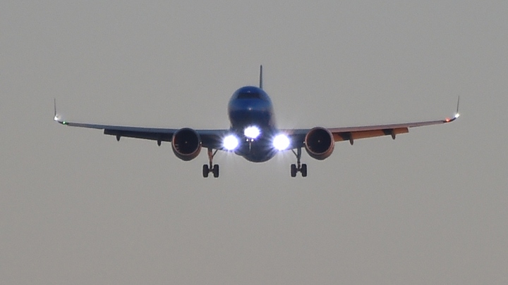 Пилот спас больше 130 человек: Из-за дронов ВСУ на Москву чуть не рухнул самолёт - источник