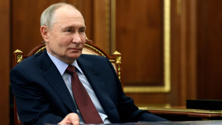 Тут надо смотреть: Зачем Путин несколько раз ударил себя в грудь?