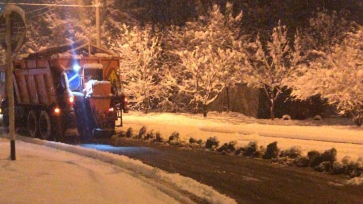 Подарок для краснодарцев, но не для дорожных служб: Всю ночь на дорогах города 27 машин убирали снег