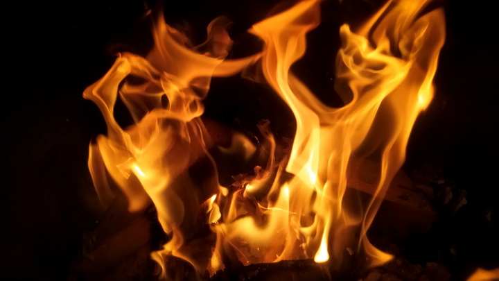 В небо летят салюты: В Кемерово загорелся склад пиротехники