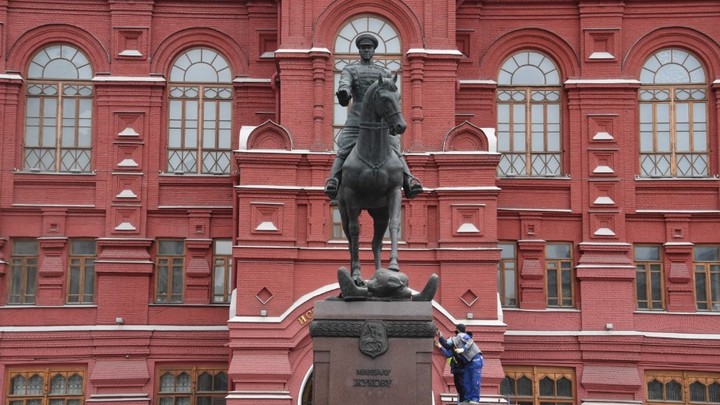 За ГУР придётся ответить: Арестованы женщины, осквернившие памятник Жукову в Москве