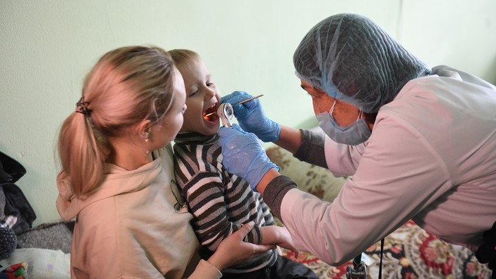В Челябинской детской больнице сплели фенечки для 12 врачей, уезжающих в Донбасс