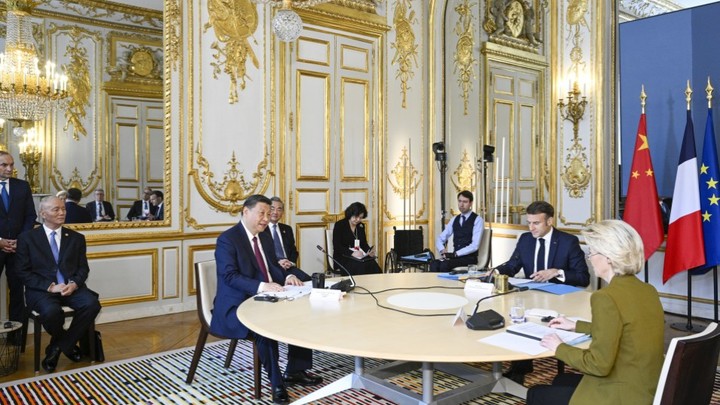 Макрону и Си не стали подавать русский пирог: Дипломатический кулинарный инцидент в Пиренеях