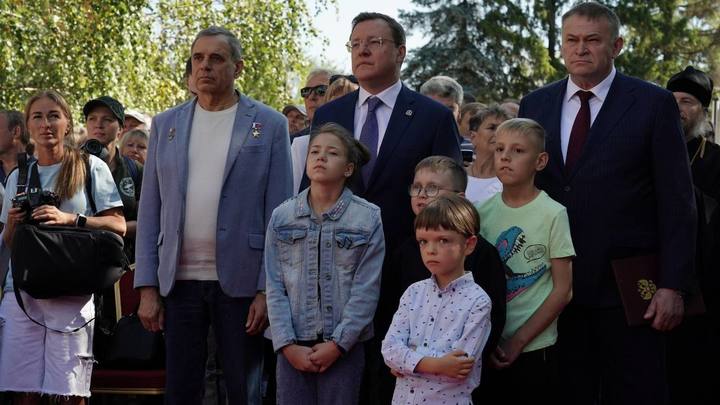 В Сызрани торжественно открыли стелу Город трудовой доблести
