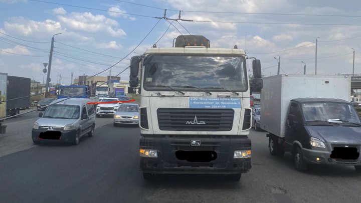 Стало известно, из-за чего возник транспортный коллапс на ул. Рождественского в Челябинске