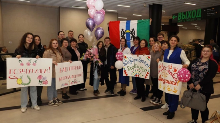 В Новосибирске толпа с плакатами встретила учителя в аэропорту Толмачёво