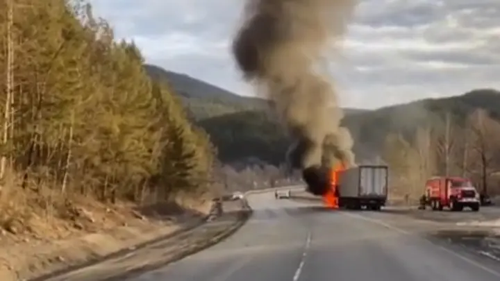 На трассе под Челябинском полыхнула фура