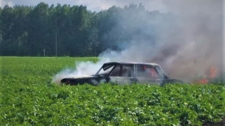 В Белове полицейские нашли угнанную машину, но она сгорела