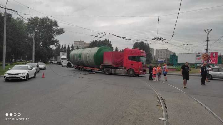 В Новосибирске ищут водителя, оборвавшего троллейбусные провода