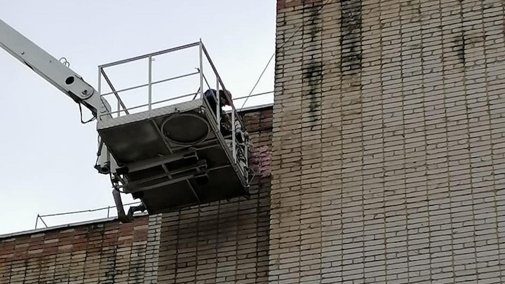 Чеховскую управкомпанию оштрафовали за падающие кирпичи с фасада дома