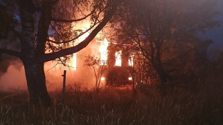 В Заволжском районе полностью сгорела двухэтажная дача